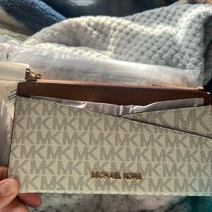 Michael Kors vanilla jet set medium wristlet